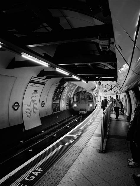 Escala De Grises Vertical De Un Metro En Una Estaci N De Londres Foto