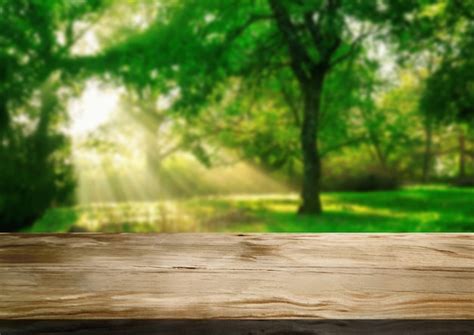 Table En Bois Marron En Arrière Plan Flou Vert Photo Premium