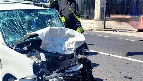 Terribile Incidente Stradale A Eboli Vicino Salerno Devastante