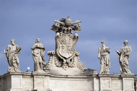 Basílica de san pedro roma detalle de la estatua en el techo de las