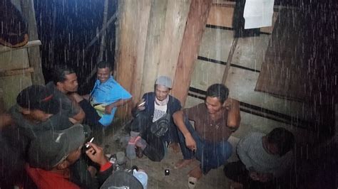 Keseruan Hujan Malam Di Kebun Durian Kumpul Bersama Sambil Makan