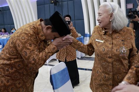 Santun Dan Hormat Prabowo Subianto Sapa Dan Cium Tangan Istri Para