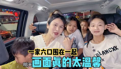 【四个孩子的妈妈努力吖】80后夫妻俩带4个儿女去吃饭，一家人刚好一桌，有说有笑太幸福！ 搞笑视频 免费在线观看 爱奇艺