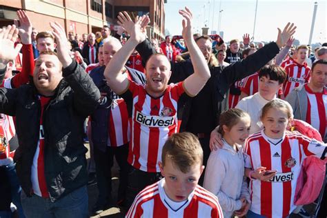 44 stunning photos of Sunderland fans during games against Newcastle United over the years - gallery