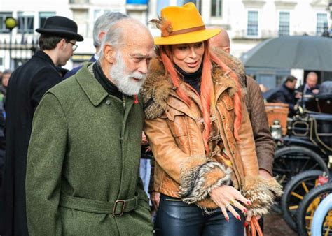 Le Prince Michael De Kent Admire Les Automobiles Anciennes Au Palais St