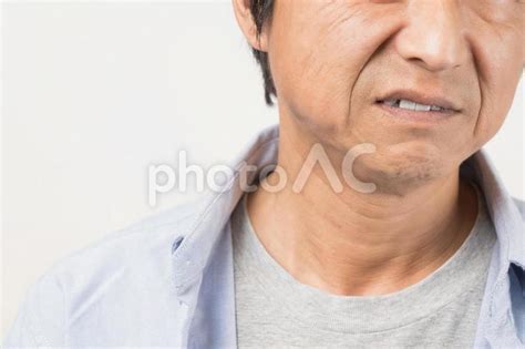 舌打ちをしている中年男性の口元 No 4147966｜写真素材なら「写真ac」無料（フリー）ダウンロードok