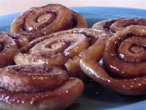 The Housewife Cooks: Cinnamon Rolls with Brown Sugar Glaze