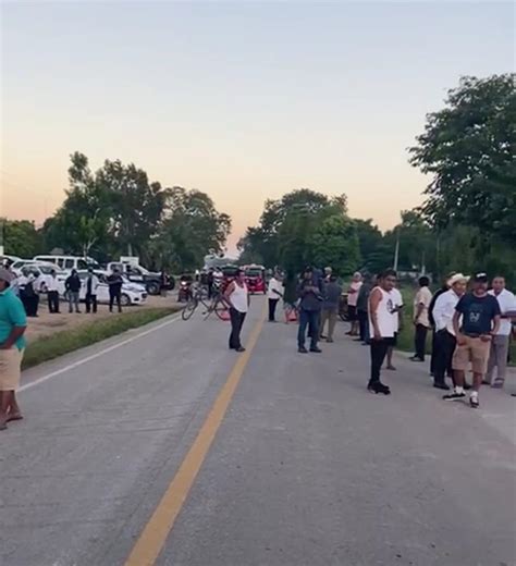 Ejidatarios De La Comunidad Maya De Se Or Bloquean La Carretera Felipe