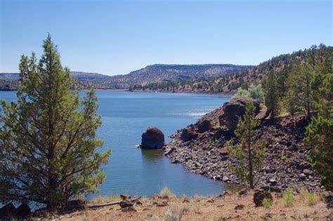 File:Rock in the water, Prineville Reservoir State Wildlife Area.jpg - Hiking in Portland ...