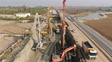 Depremden zarar gören yollar onarılıyor