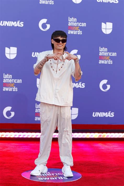 El Impacto De Peso Pluma En La Alfombra Roja De Los Latin Amas 2023 Y