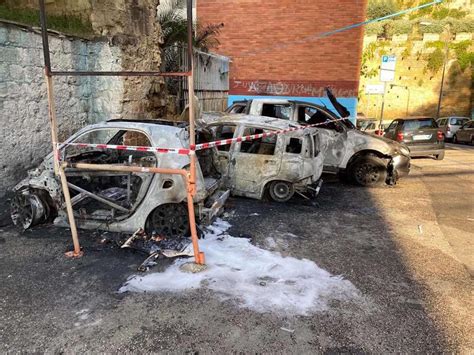 Napoli Non Paga Il Parcheggiatore Abusivo E Le Incendiano Lauto