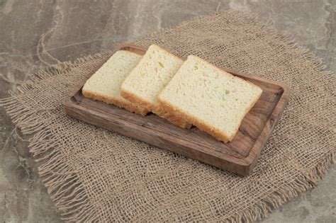 Fatias de pão torrado na placa de madeira foto de alta qualidade