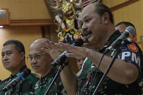 Kpk Dan Tni Sita Boks Dan Koper Barang Bukti Dari Basarnas