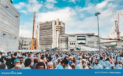 Makkah Saudi Arabia Nov 2019 A Group Of People At The Courtyard Of