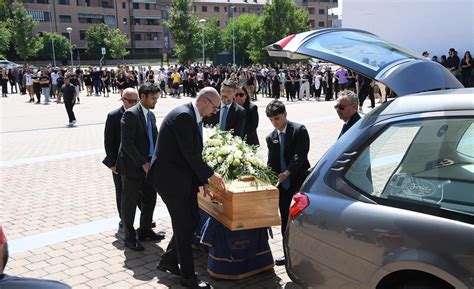 Chiesa Gremita Per Laddio Al Pugile Gentile Eri Come Un Fratello Ora