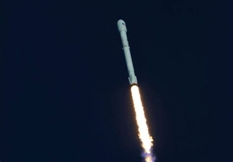 Spacex Lance Avec Succès Sa Plus Puissante Fusée Falcon 9