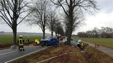 Unfall Bei Northeim Autos Sto En Frontal Zusammen Drei Menschen