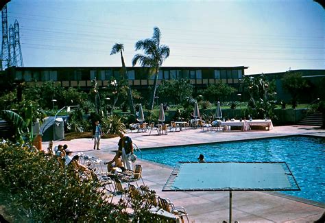 GORILLAS DON'T BLOG: Disneyland Hotel Pool, 1960