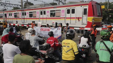 Berkendaraan Lewati Perlintasan Kereta Api Perlu Berhati Hati Utamanya