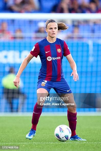 Irene Paredes of FC Barcelona controls the ball during the Liga F ...