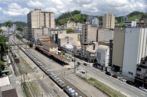 Obra bloqueia passagem de veículos em travessia de nível em Barra Mansa