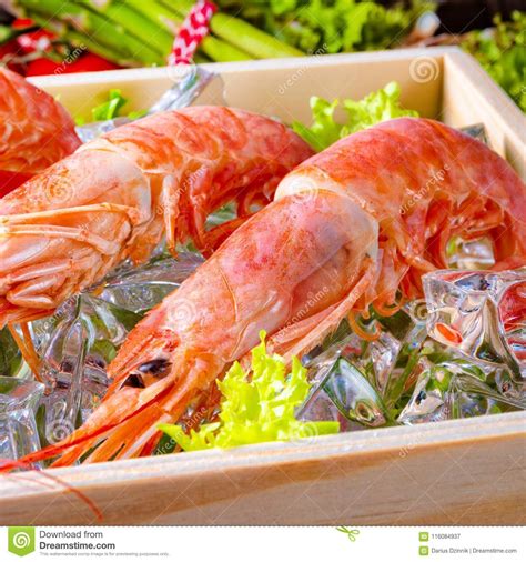 Gambas Rojas Cocinadas De Argentina Con La Ensalada En El Hielo Imagen