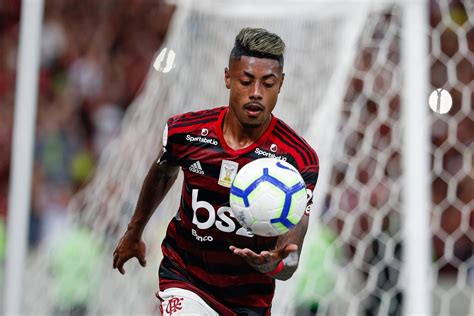 Se cuida Gabigol De três em três Bruno Henrique aproveita brecha no