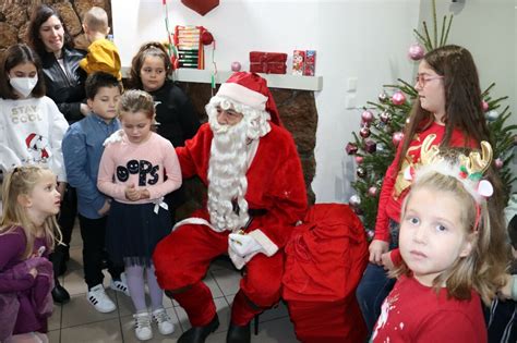БТА :: Подаръци за децата от Българското училище в Комотини от Община ...