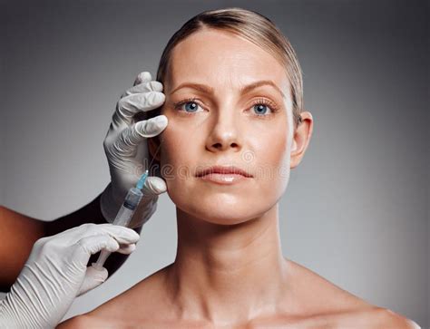 Belle Femme Mature Recevant Une Injection De Botox En Studio Sur Fond