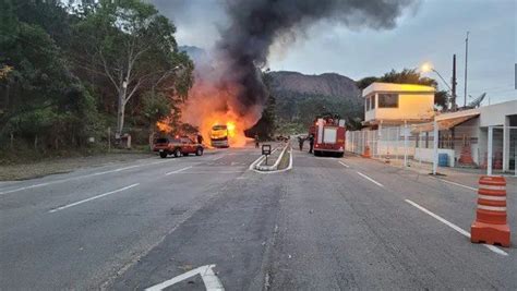 Ônibus 43 passageiros pega fogo e fecha rodovia MG 353 em Juiz de Fora