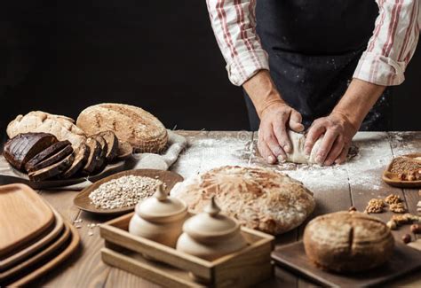 Chiuda Su Delle Mani Del Panettiere Che Impastano La Pasta E Che