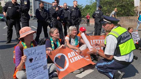 Proteste Der Letzten Generation Innenministerin Ordnet Klimaaktivisten