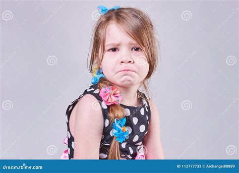 Une Belle Petite Fille Avec Une Expression Triste De Son Visage Va