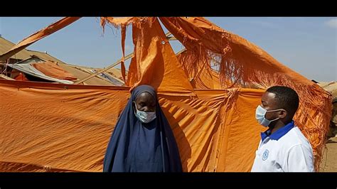 Distributing Plastic Shelters To Idps In Afgoye Youtube