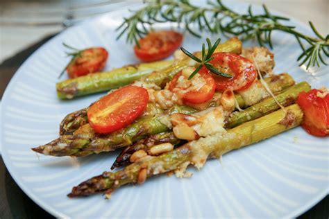 Gr Ner Spargel Mit Tomaten Parmesan Und Pinienkernen Im Backofen