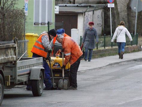 Pierwsze Oznaki Wiosny Na Ulicach Drogowcy Wzi Li Si Za Usuwanie