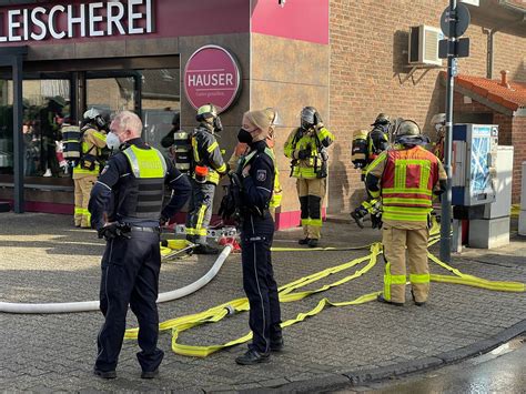 Feuerwehr bekämpft Brand in Krefeld Bockum Fleischerei betroffen