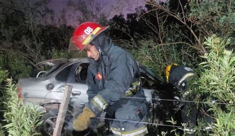 Arroyito dos jóvenes perdieron el control de automovil y dieron varios