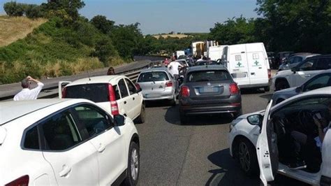 Incidente Nella Notte Sulla Pontina Macchine Restano Bloccate Per Ore