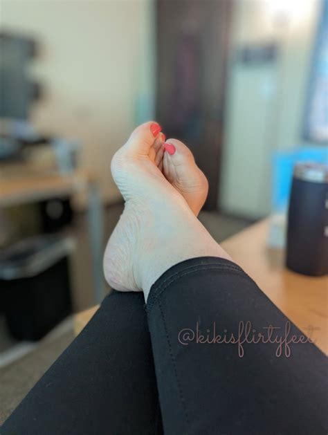 Goddess Kiki 💋 On Twitter You Walk Into My Office What Do You Do 👣👣👣👣 Public Feet Foot Toes