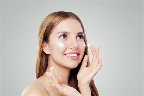 Premium Photo Healthy Young Woman With Clear Skin Applying