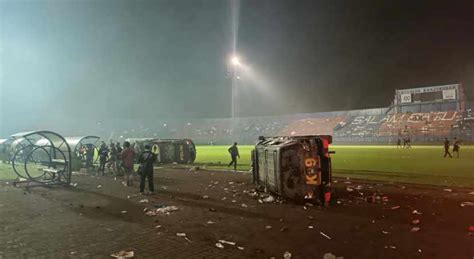 Akibat Kerusuhan Di Stadion Kanjuruhan Mobil Rusak Orang Tewas