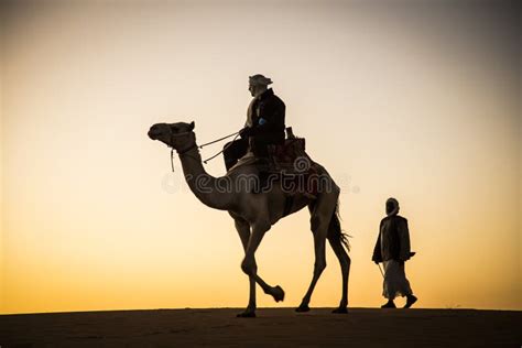 Hombre Con Un Camello En Un Desierto En Sudán Imagen editorial Imagen