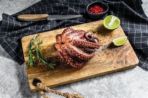 Pulpo Entero Hervido En Una Tabla De Corte Preparada Para Cortar Fondo