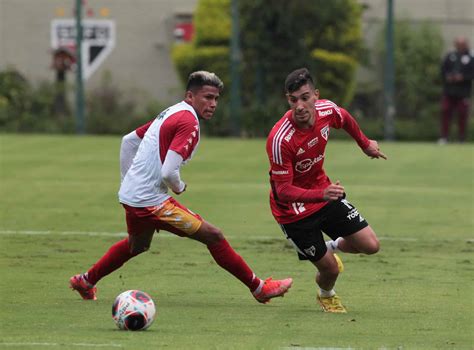 Quais foram as formações e testes que Rogério Ceni fez em jogo treino