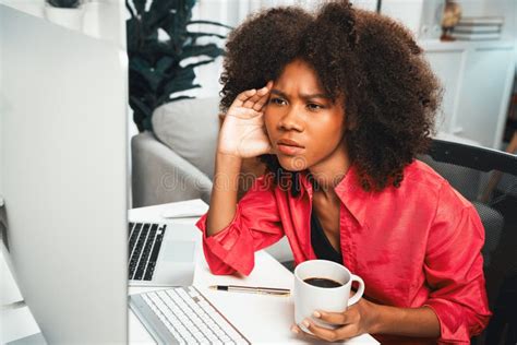 Jovem Empresária Africana Que Foca Projeto No Monitor De Tela Provedor