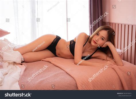 Sexy Asian Women Black Lingerie Laying Stock Foto Shutterstock