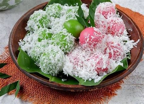 5 Kue Basah Yang Ditabur Kelapa Parut Nikmatnya Lumer Di Lidah