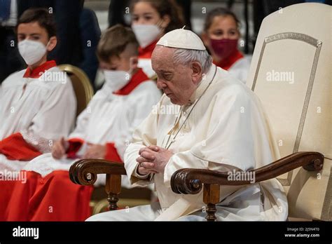 El Papa Francisco Ora Durante La Misa Por La Divina Misericordia En La